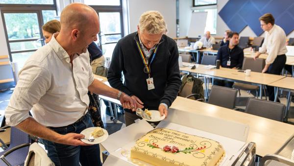 Lenke til artikkel: Kake for viktig lagseier: Feiret gjennomslag for tilfluktsrom 