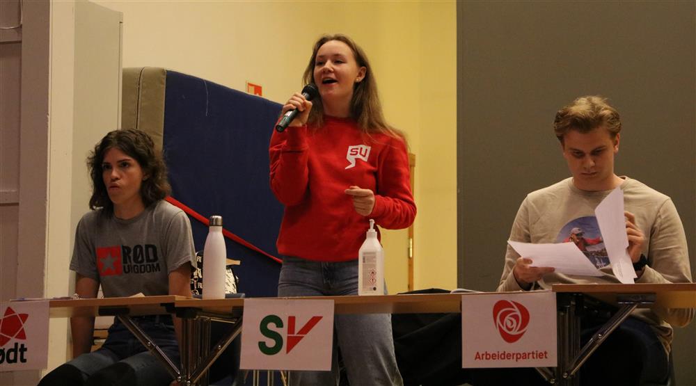 Valgkamp med debatt i gymsal - Klikk for stort bilde