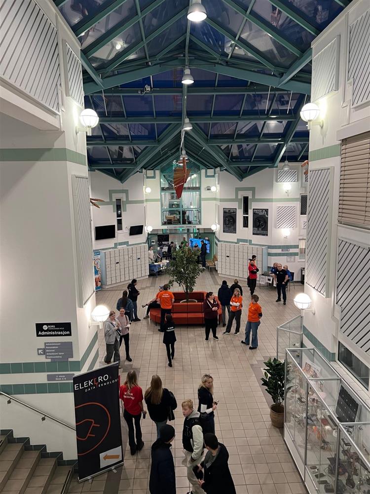 En glasshall med mennesker - Klikk for stort bilde