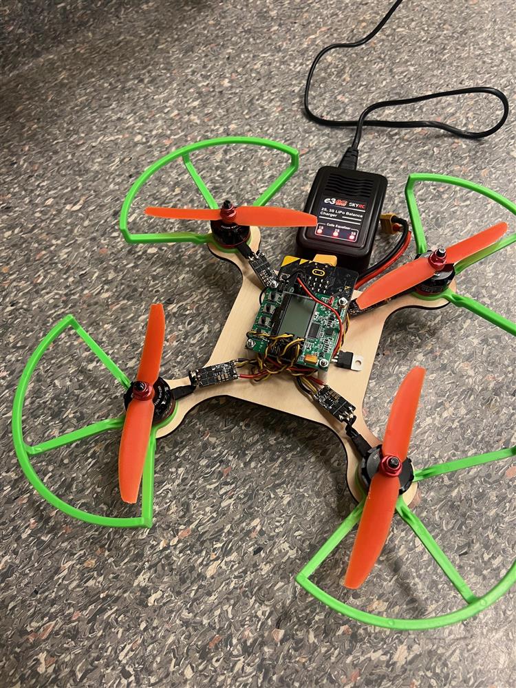 Drone bygget av elever - Klikk for stort bilde