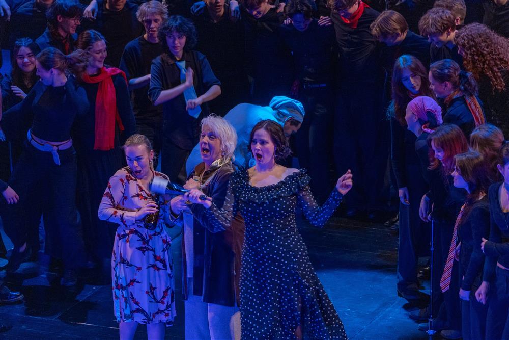 Operakorsangere for en kveld - Klikk for stort bilde