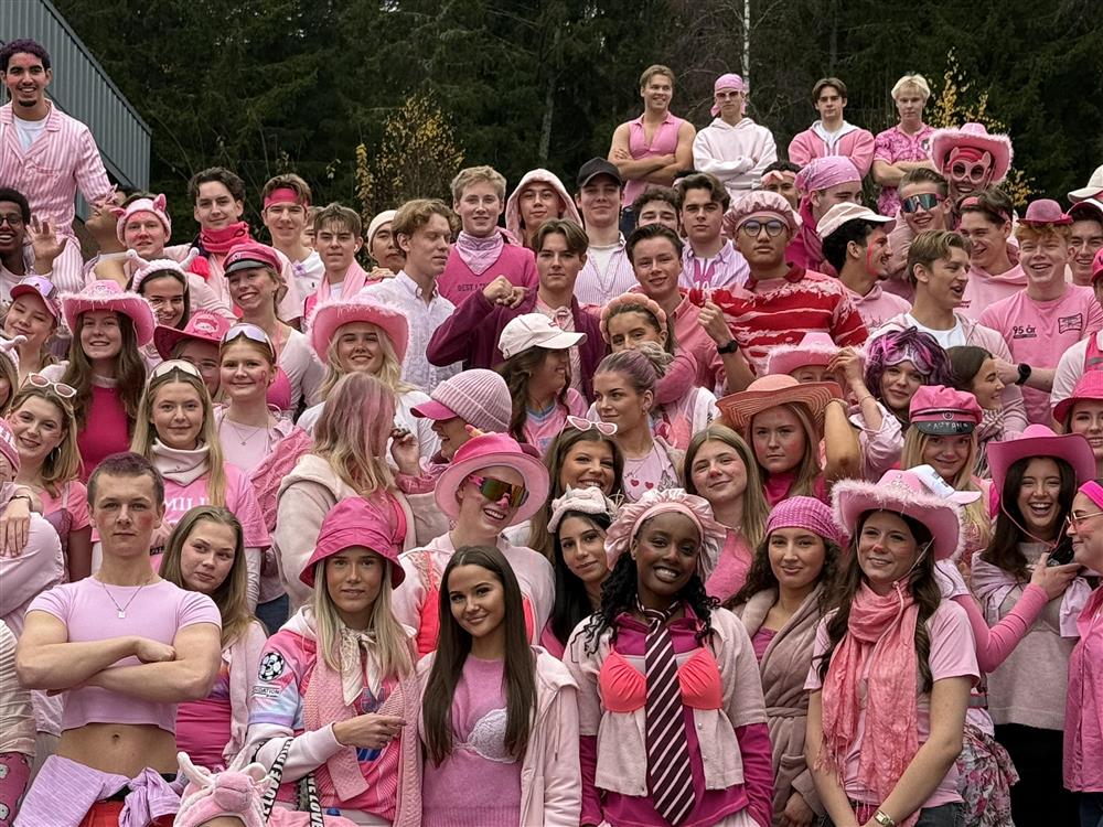 Elever kledd i rosa - Klikk for stort bilde