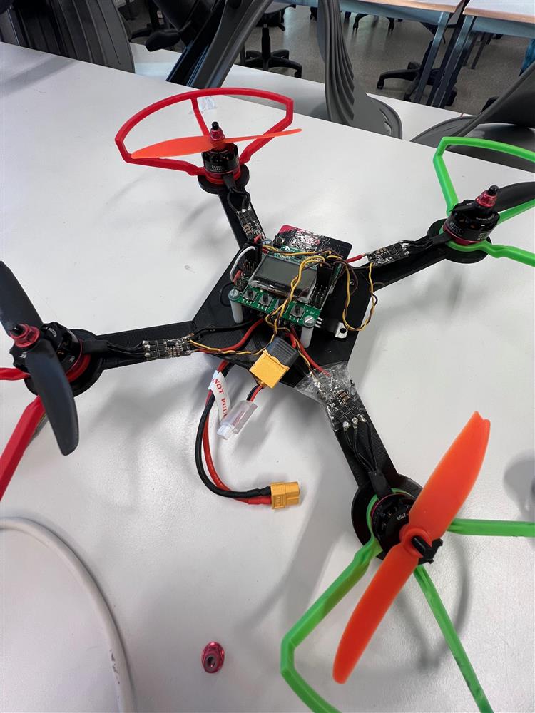 Drone bygget av elever - Klikk for stort bilde
