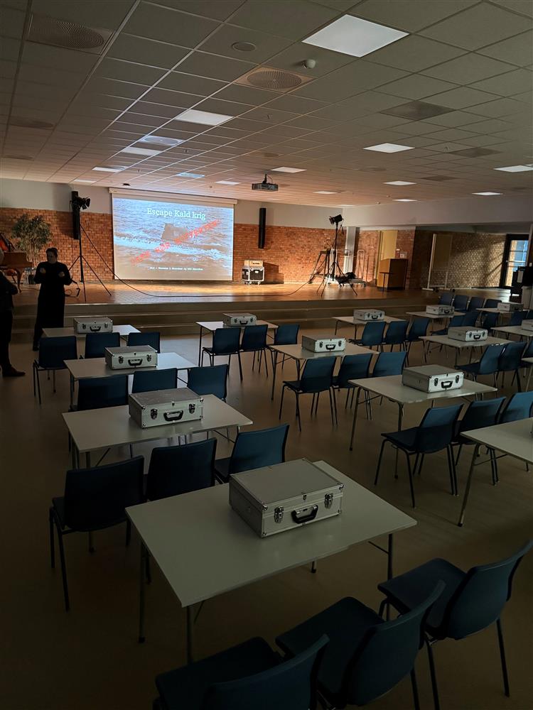 Bord med kofferter i aula, klart for å spille Escape box - Klikk for stort bilde