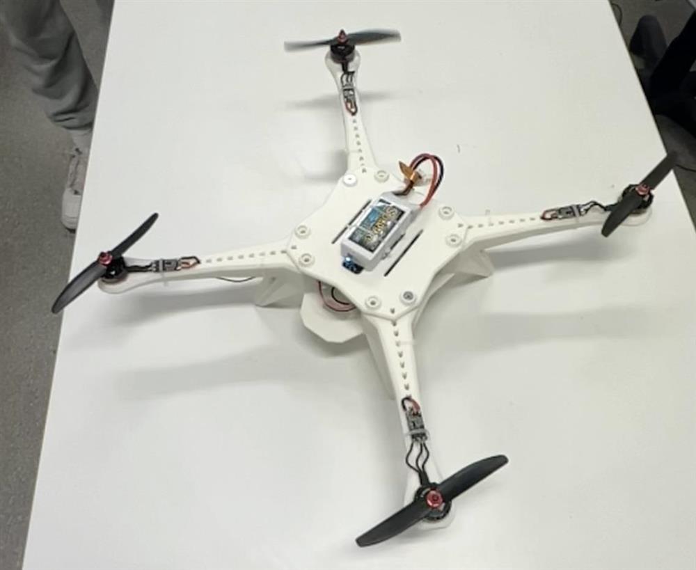 Drone laget av elever - Klikk for stort bilde