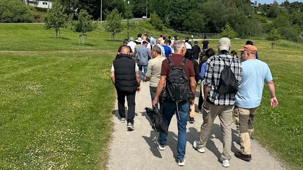 Flokk med mennesker går på tursti - Klikk for stort bilde