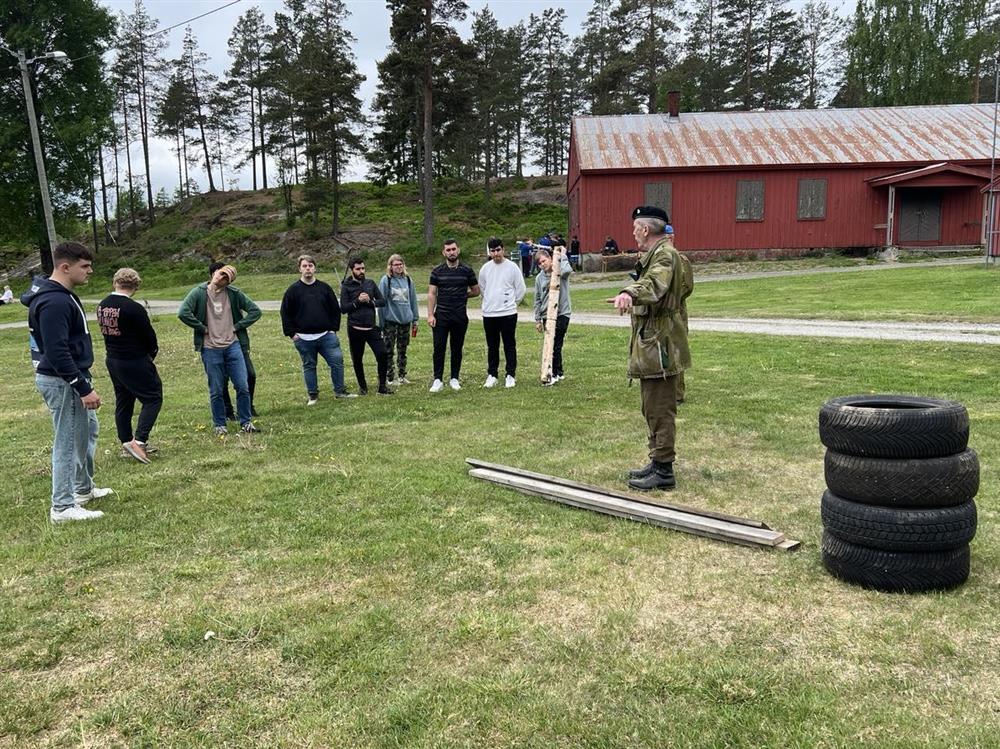 Elever lager bro med dekk og planker - Klikk for stort bilde