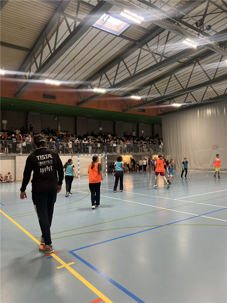 Aktivitet i idrettshall  - Klikk for stort bilde