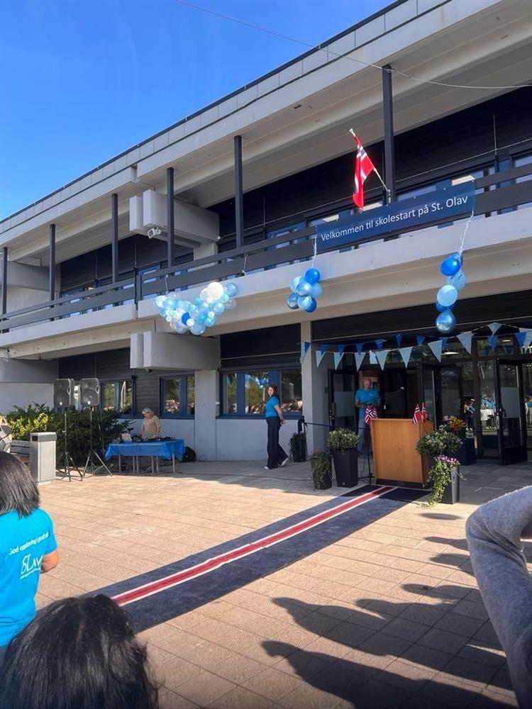 Pyntet skole - Klikk for stort bilde