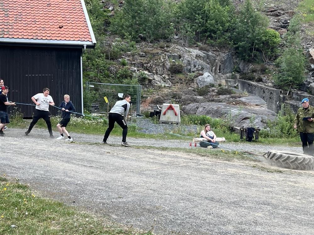 Elevene trekker et stort dekk fram og tilbake - Klikk for stort bilde