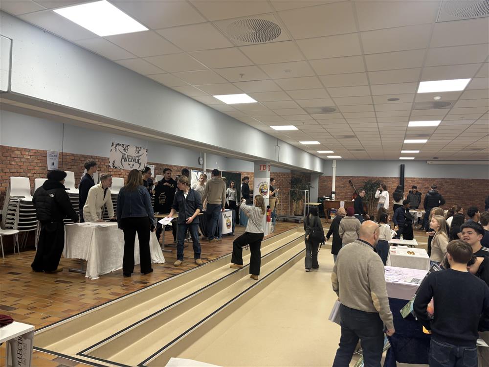 Ulike ungdomsbedrifter presenterer sin idé - Klikk for stort bilde