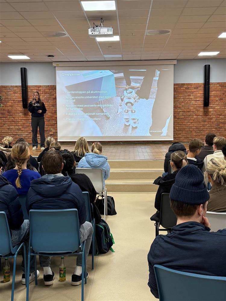 Elever i aula, hører på foredrag - Klikk for stort bilde