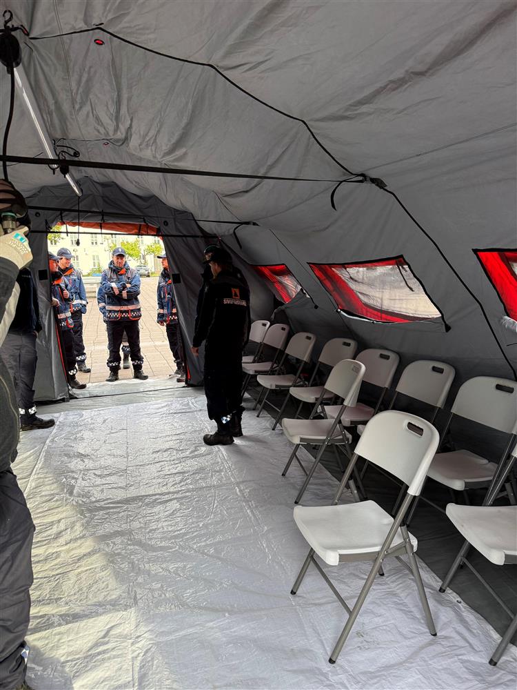 Telt med stoler innvendig Sivilforsvaret  - Klikk for stort bilde