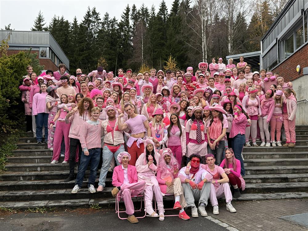 Elever kledd i rosa - Klikk for stort bilde