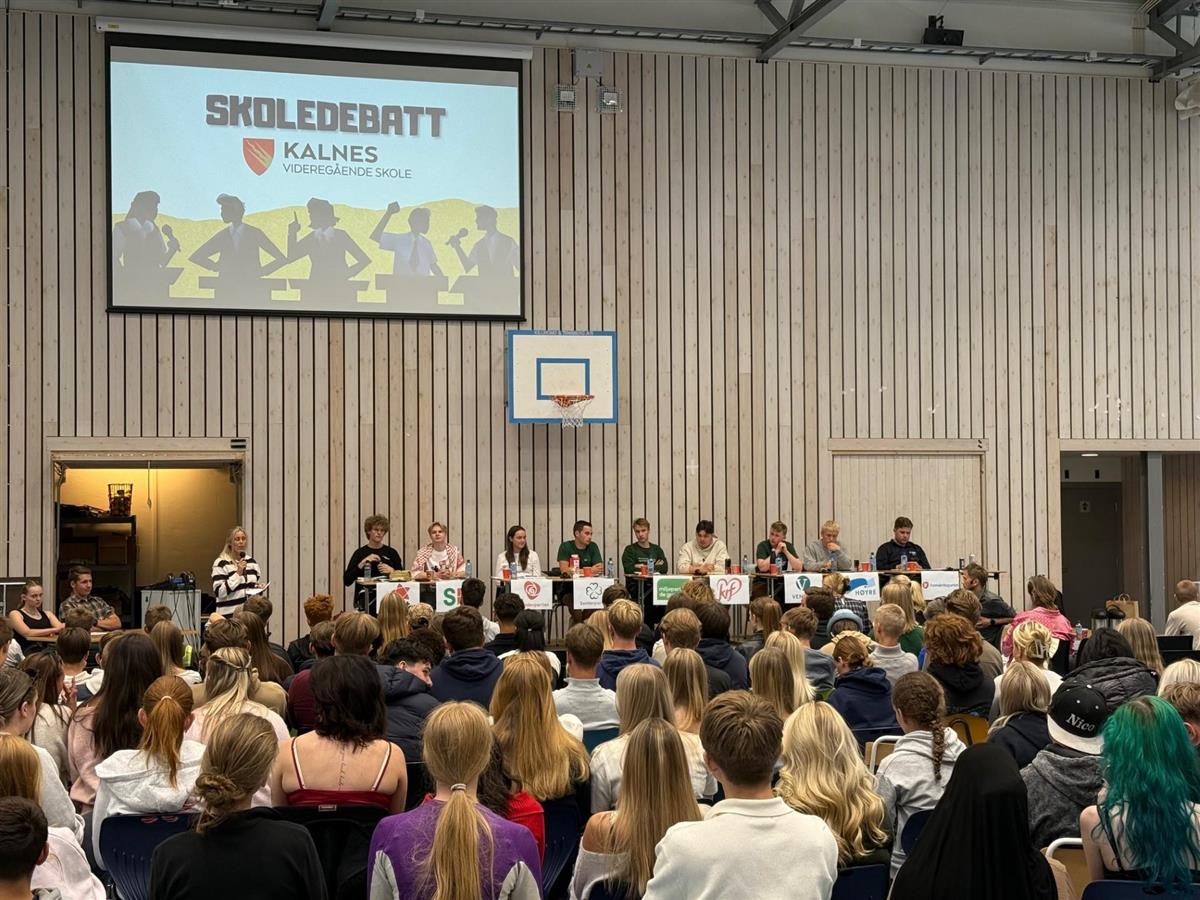 full idrettshall, med dabattdeltakere fra 9 ulike ungodmspartier - Klikk for stort bilde
