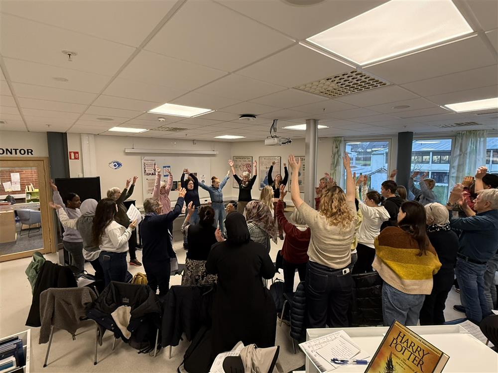 Sangkonsert med deltakelse fra de oppmøtte - Klikk for stort bilde