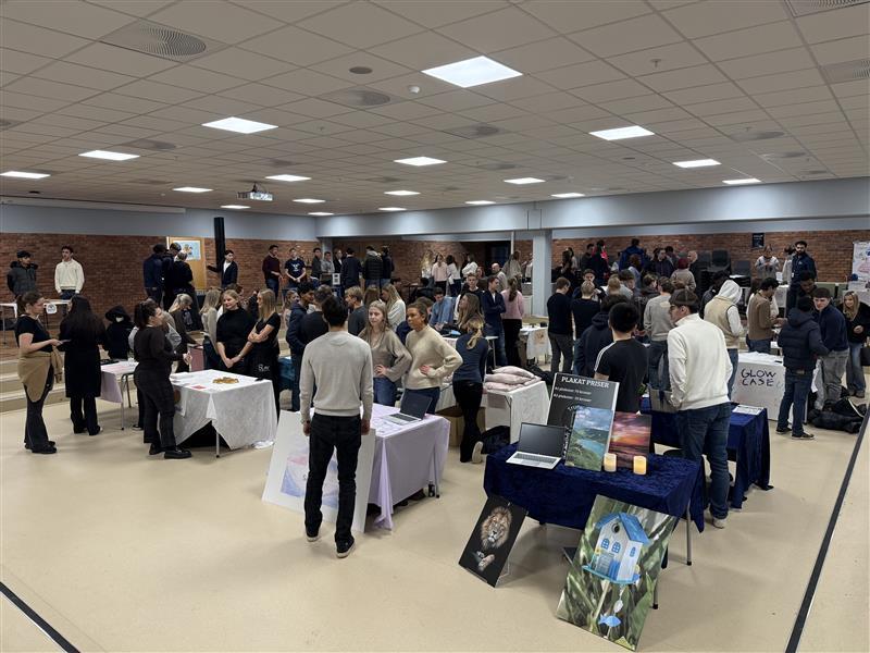 Mange mennesker i aula på utdanningsmesse - Klikk for stort bilde