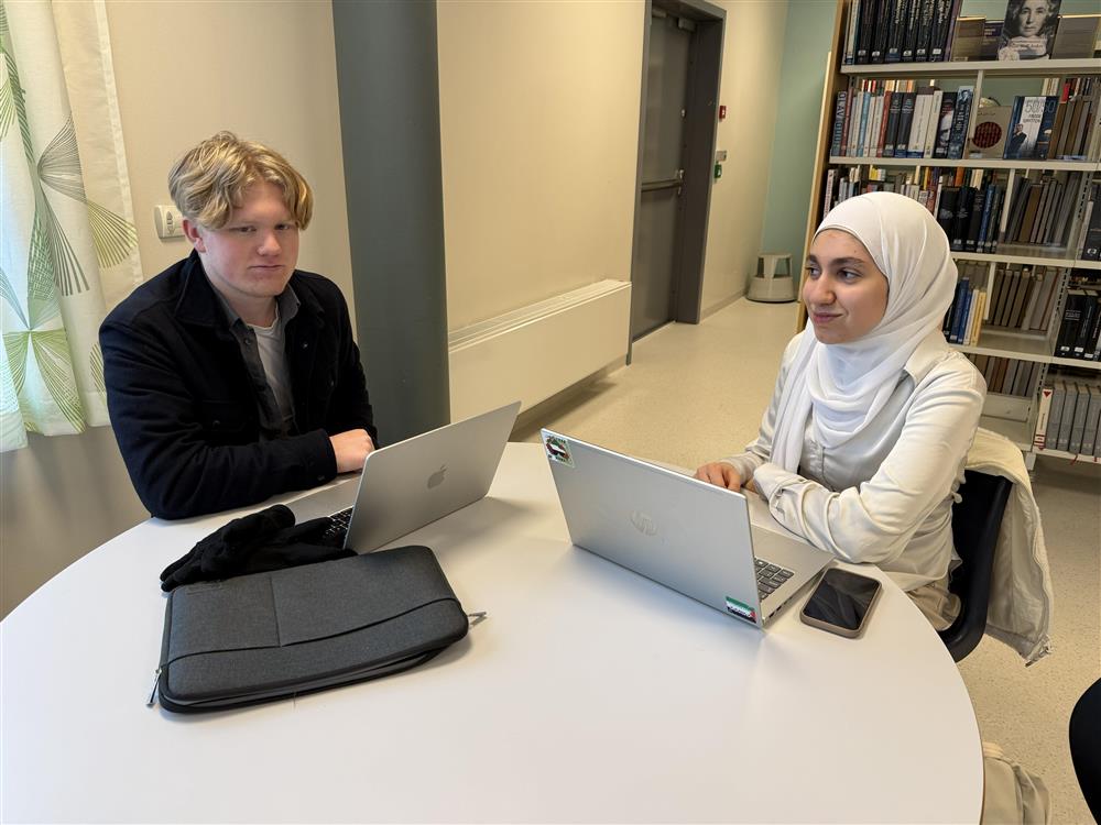 Elever som jobber - Klikk for stort bilde