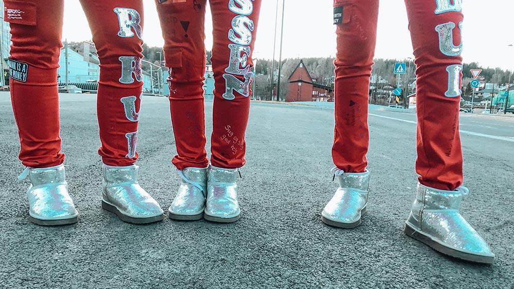 Tre par ben i russedress - Klikk for stort bilde