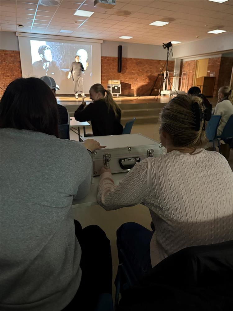 Elever i aula, venter på å starte Escape box - Klikk for stort bilde