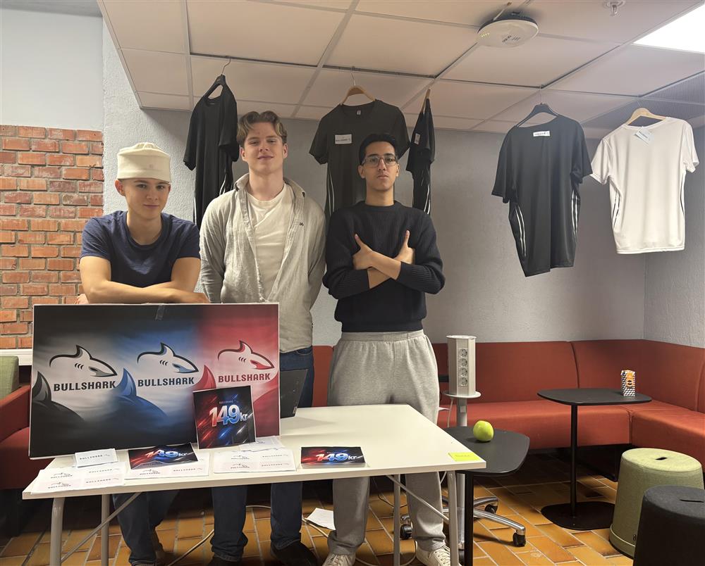 Ulike ungdomsbedrifter presenterer sin idé - Klikk for stort bilde