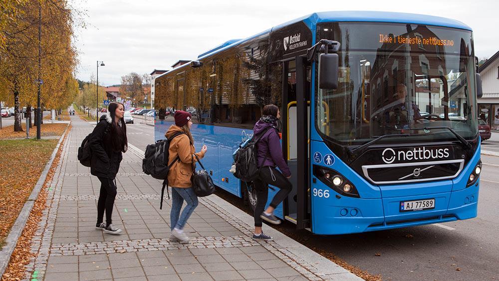 Ungdom går inn på buss