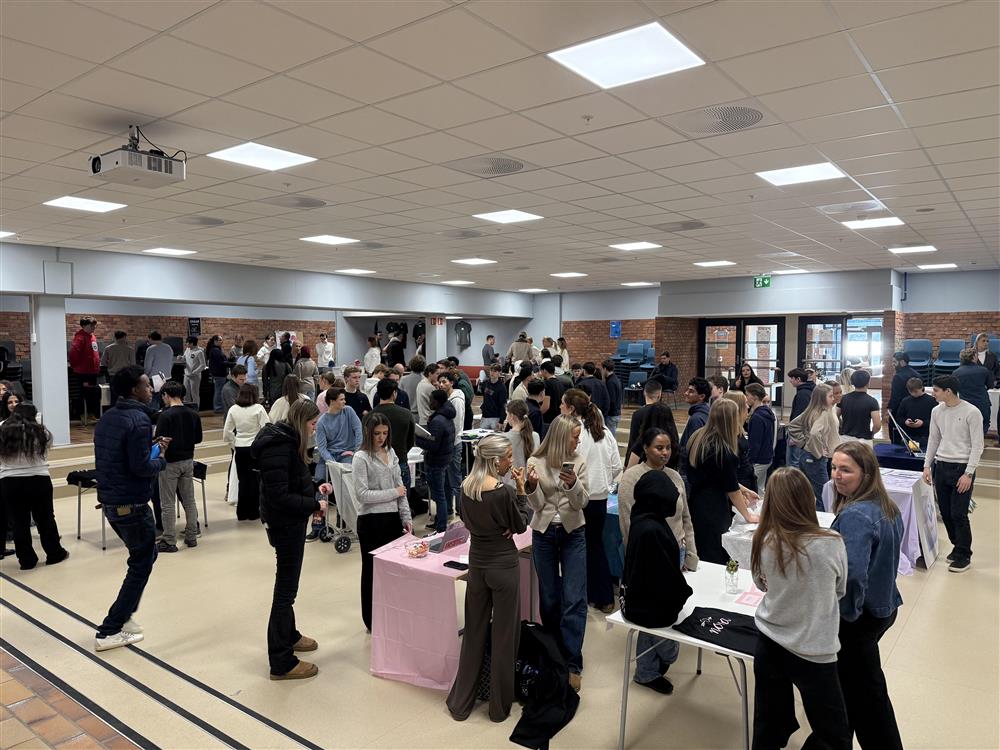 Mange mennesker i aula på skole - Klikk for stort bilde