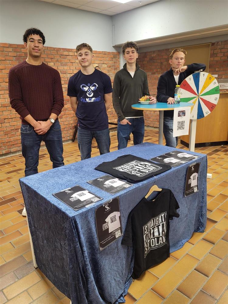 Fire gutter presenterer sin ungdomsbedrift - Klikk for stort bilde