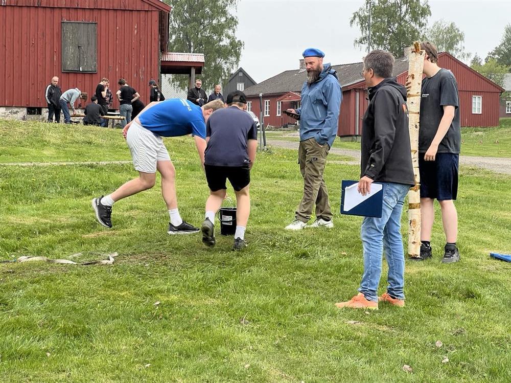 Elevene løper for å flytte vann mellom to steder - Klikk for stort bilde