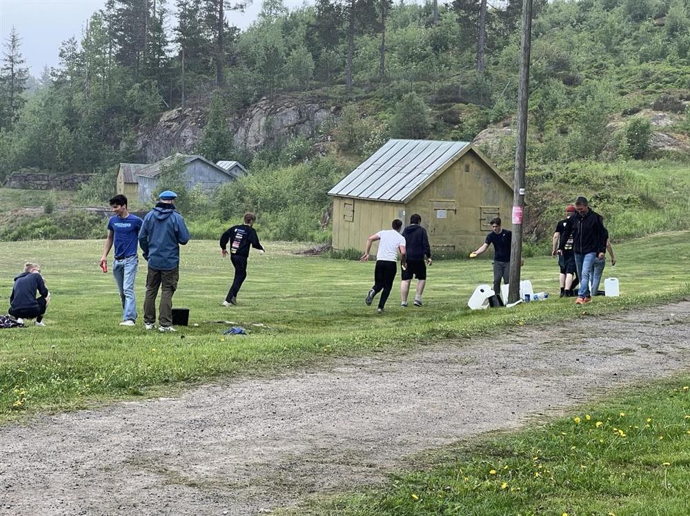 Elevene løper for å flytte vann mellom to steder - Klikk for stort bilde