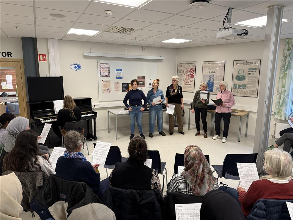 Sangkonsert med deltakelse fra de oppmøtte - Klikk for stort bilde