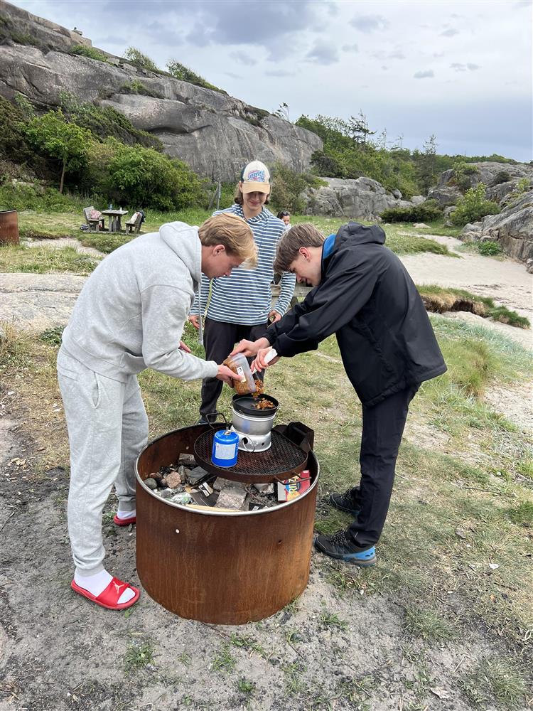 Gutter ved utegrill - Klikk for stort bilde