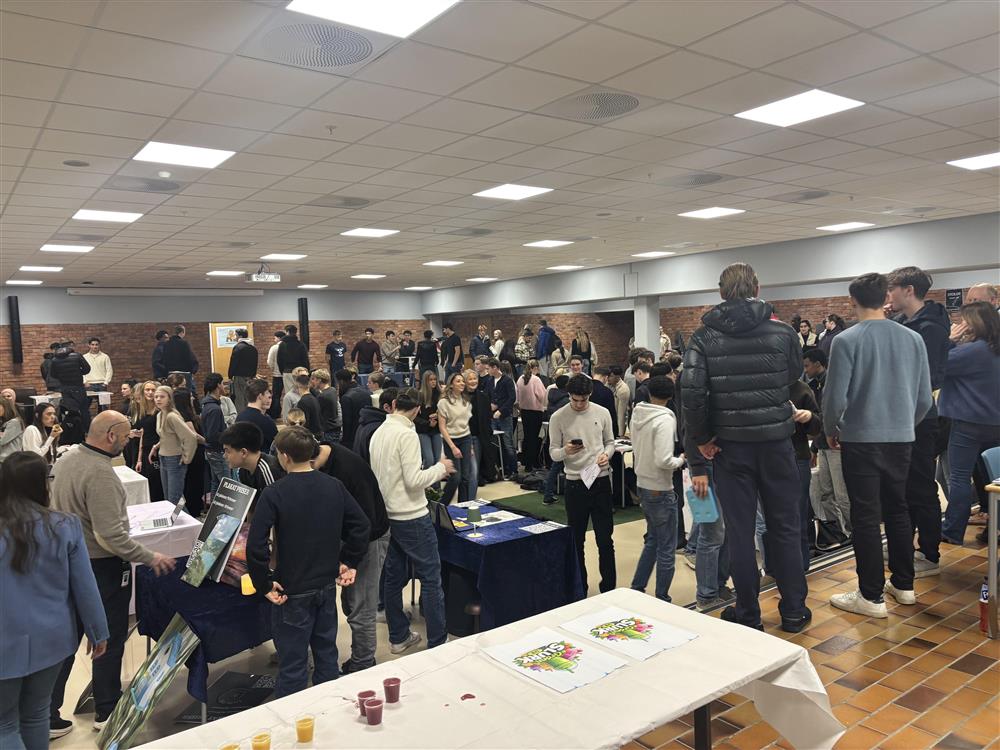 Ulike ungdomsbedrifter presenterer sin idé - Klikk for stort bilde