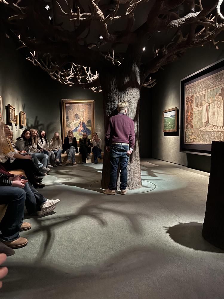 Elevene på Nasjonalmuseet - Klikk for stort bilde
