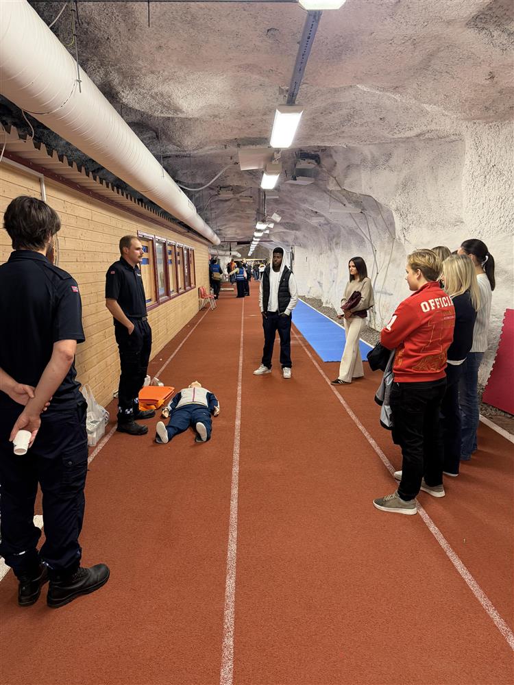 Instruksjon i tilfluktsrom for vgs elever av Sivilforsvaret  - Klikk for stort bilde