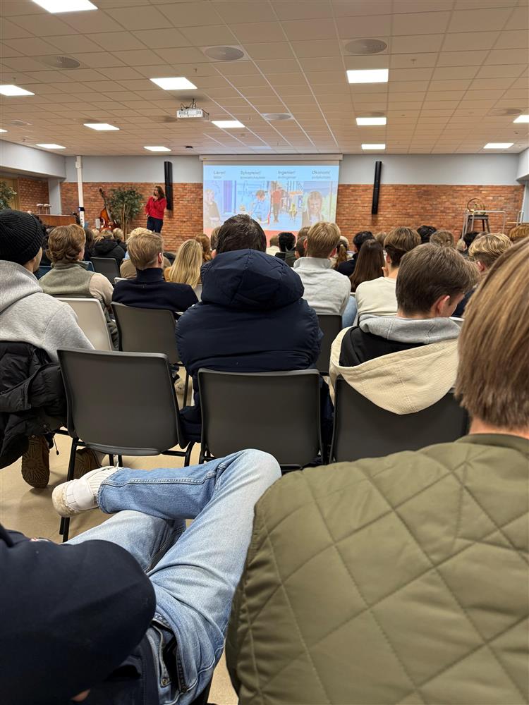 Elever i aula hører på foredrag - Klikk for stort bilde