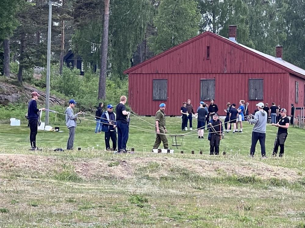 Elevene skal ved hjelp av en krok fjerne &quot;miner&quot; - Klikk for stort bilde