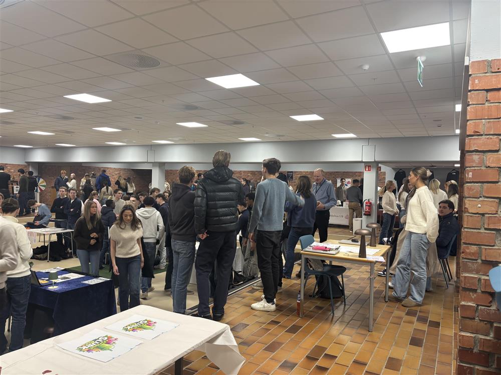 Ulike ungdomsbedrifter presenterer sin idé - Klikk for stort bilde