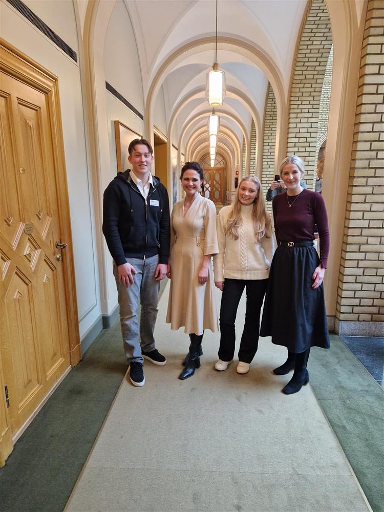 Avgangspresident Bernard Benjaminsen, kunnskapsminister Kari Nessa Nordtun, avgangspresident Ranveig Ekeli Slembe, og utdanningspolitisk talsperson Elise Waagen - Klikk for stort bilde