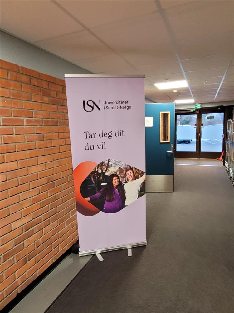 Banner for USN i gang på skole - Klikk for stort bilde