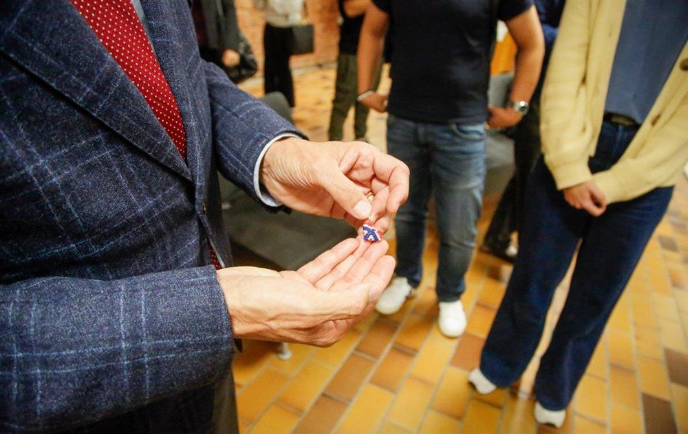 Hjerte med norsk flagg i hånden til utenriksministeren - Klikk for stort bilde