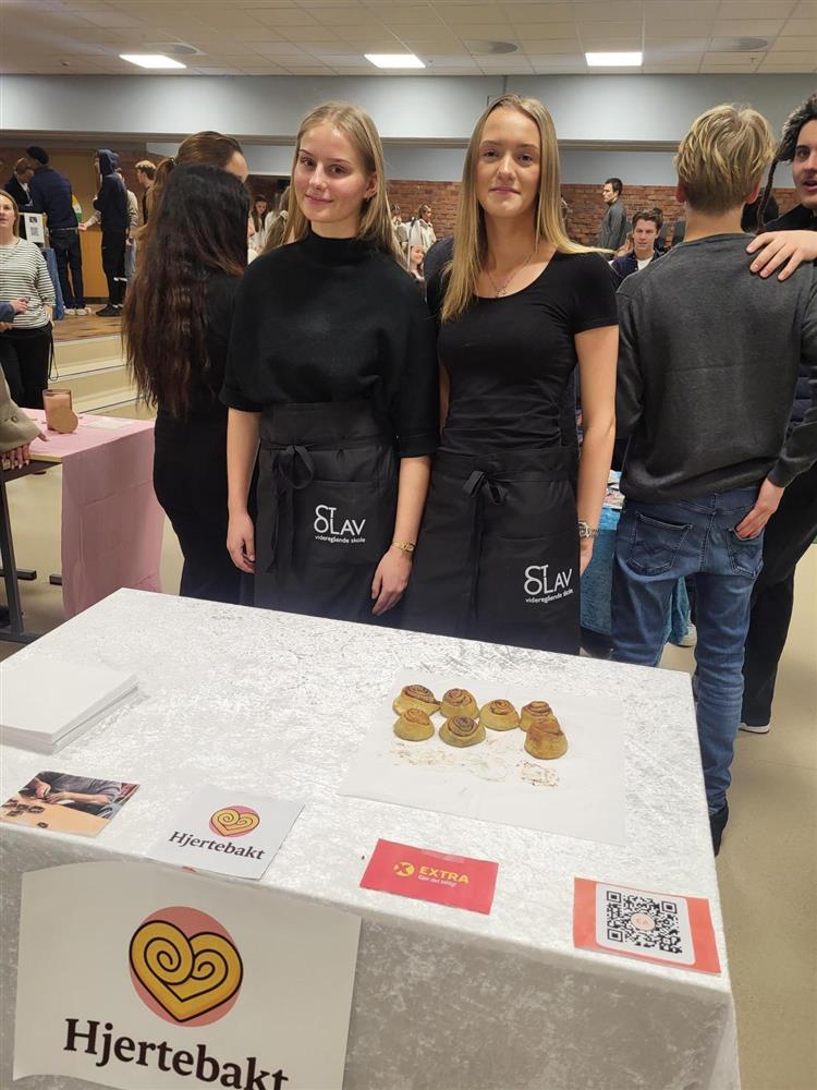 To jenter viser frem sin ungdomsbedrift på messe - Klikk for stort bilde