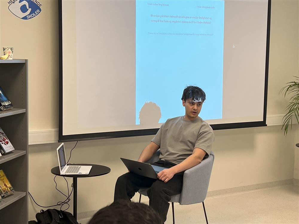 Isaiah Andreo Berg Dybedal presenterer sitt prosjekt - Klikk for stort bilde
