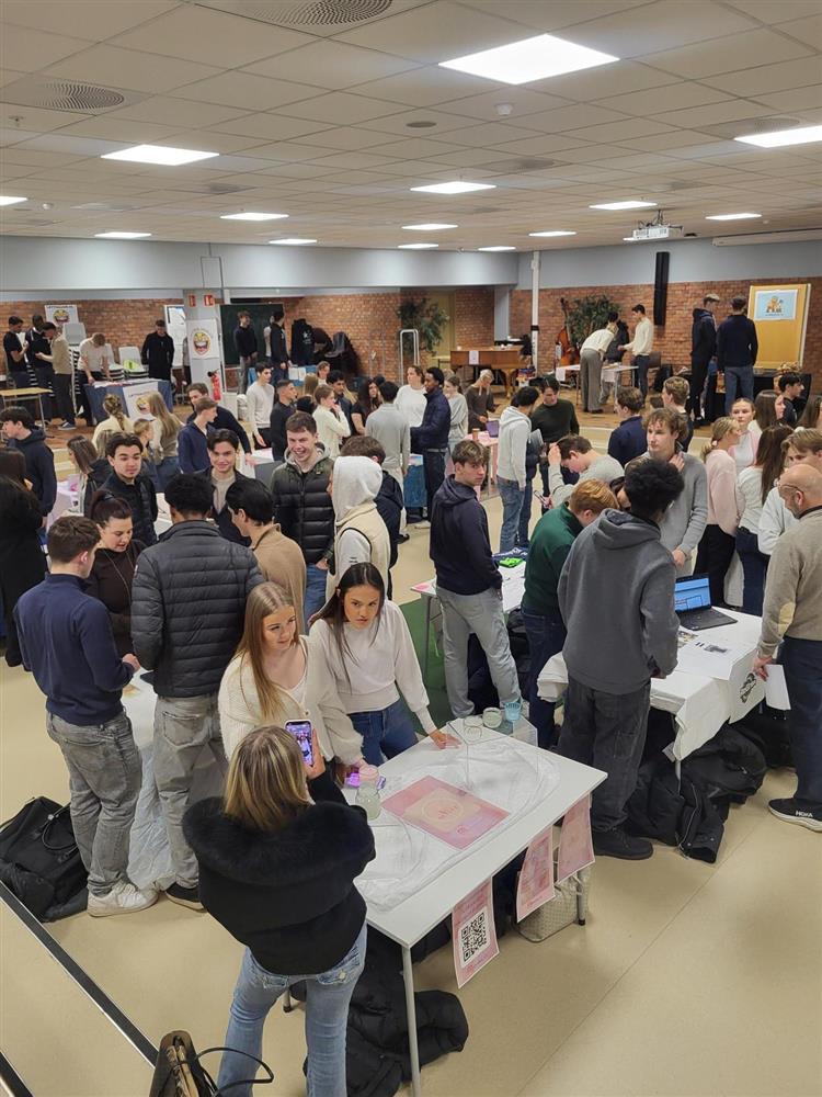 Mange mennesker i aula på utdanningsmesse - Klikk for stort bilde