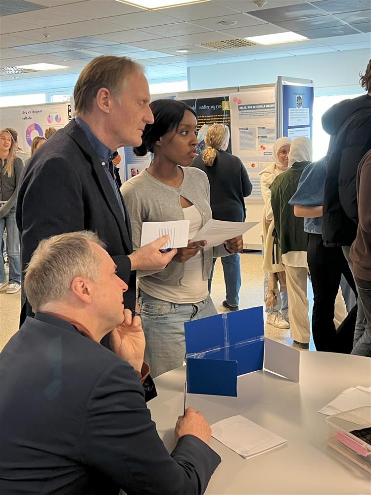 Juryen hører på presentasjon av prosjekt - Klikk for stort bilde