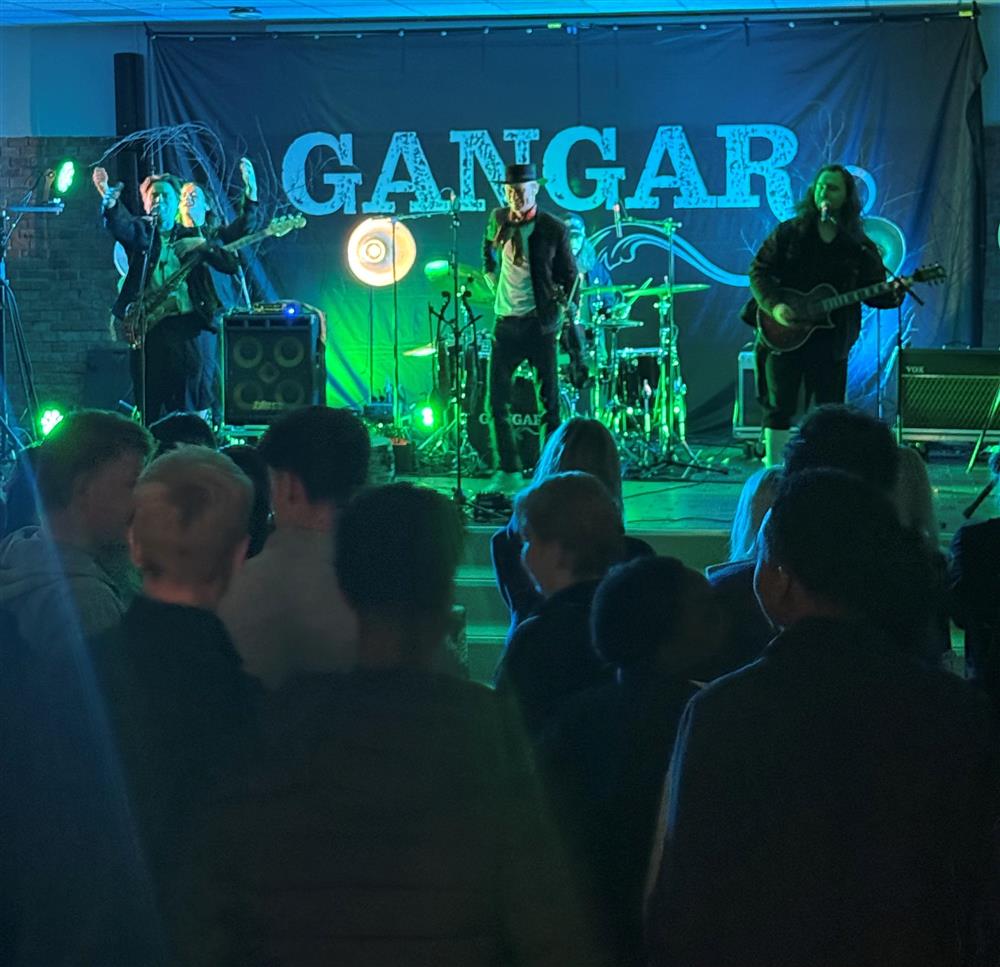 Konsert i aule på skole, bandet Gangar - Klikk for stort bilde