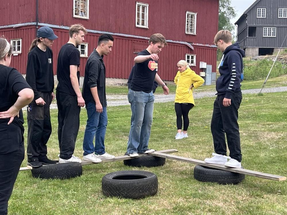 Elever lager bro med dekk og planker - Klikk for stort bilde