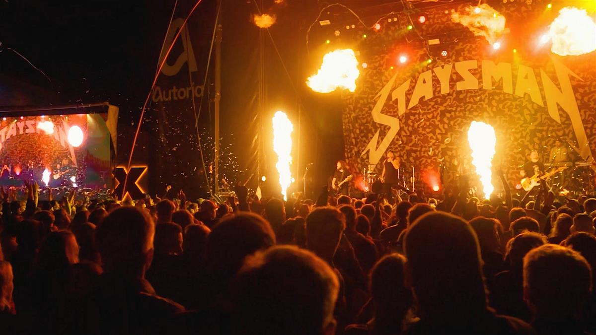 Spydeberg Rock festival er en av dem som får støtte i 2024, bilde fra Staysman-konsert, sceneshow og publikum - Klikk for stort bilde