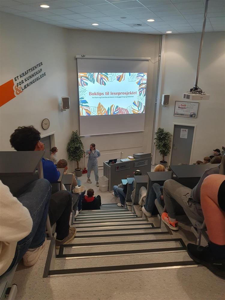 Bokpresentasjon for vg1, i auditoriet - Klikk for stort bilde