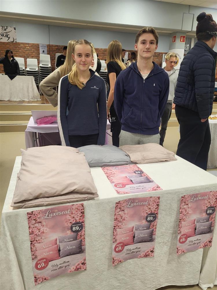 To elever på videregående som viser frem sin ungdomsbedrifts-idé - Klikk for stort bilde